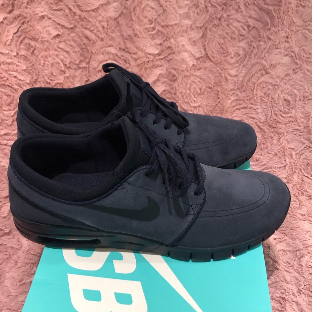 Never worn men’s Nike shoe size 11